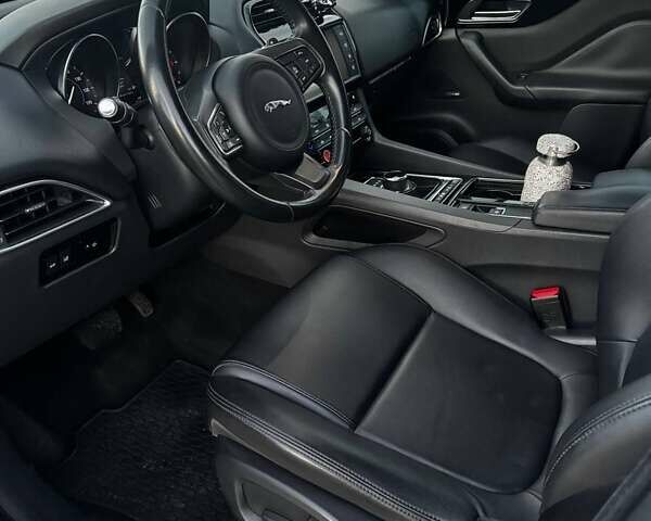 Белый Ягуар Ф-Пейс, объемом двигателя 2 л и пробегом 154 тыс. км за 26500 $, фото 6 на Automoto.ua