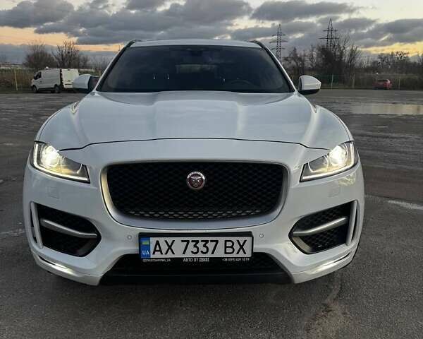Белый Ягуар Ф-Пейс, объемом двигателя 2 л и пробегом 154 тыс. км за 26500 $, фото 2 на Automoto.ua