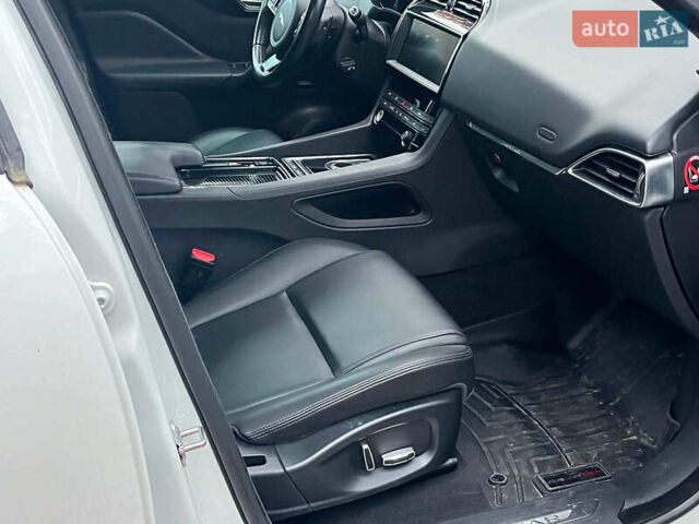 Белый Ягуар Ф-Пейс, объемом двигателя 2 л и пробегом 80 тыс. км за 25990 $, фото 16 на Automoto.ua