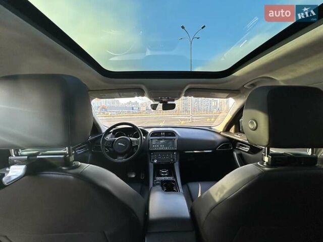 Білий Ягуар Ф-Пейс, об'ємом двигуна 2 л та пробігом 78 тис. км за 34200 $, фото 11 на Automoto.ua