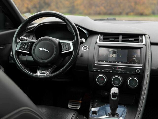 Белый Ягуар Ф-Пейс, объемом двигателя 2 л и пробегом 120 тыс. км за 25500 $, фото 21 на Automoto.ua