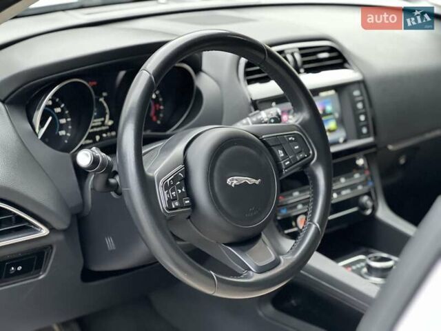 Белый Ягуар Ф-Пейс, объемом двигателя 3 л и пробегом 140 тыс. км за 21500 $, фото 26 на Automoto.ua