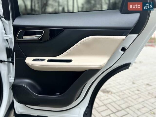 Белый Ягуар Ф-Пейс, объемом двигателя 3 л и пробегом 140 тыс. км за 21500 $, фото 39 на Automoto.ua