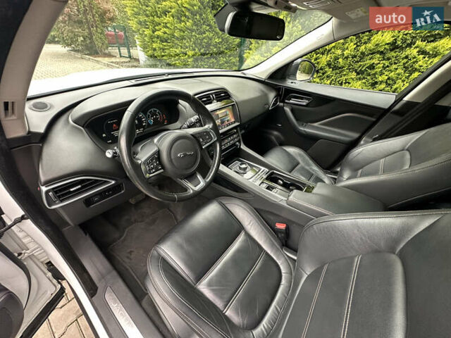 Білий Ягуар Ф-Пейс, об'ємом двигуна 2 л та пробігом 70 тис. км за 24700 $, фото 54 на Automoto.ua