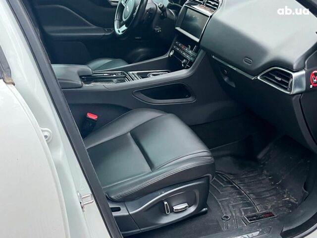 Белый Ягуар Ф-Пейс, объемом двигателя 2 л и пробегом 80 тыс. км за 25990 $, фото 16 на Automoto.ua