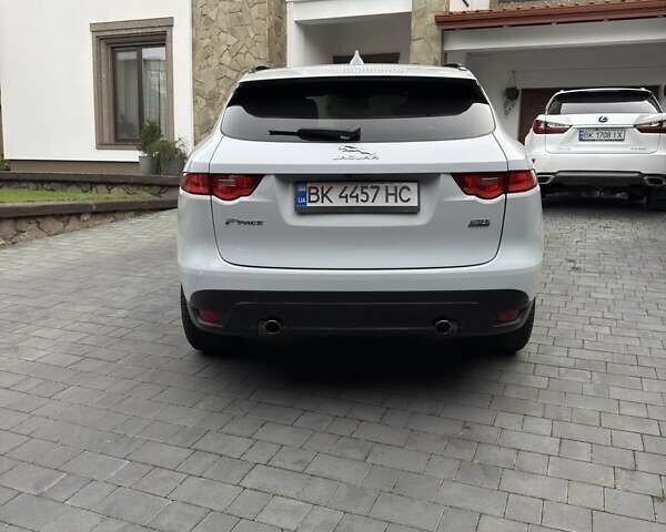 Белый Ягуар Ф-Пейс, объемом двигателя 2 л и пробегом 49 тыс. км за 27000 $, фото 7 на Automoto.ua