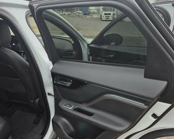 Белый Ягуар Ф-Пейс, объемом двигателя 2 л и пробегом 129 тыс. км за 25400 $, фото 18 на Automoto.ua