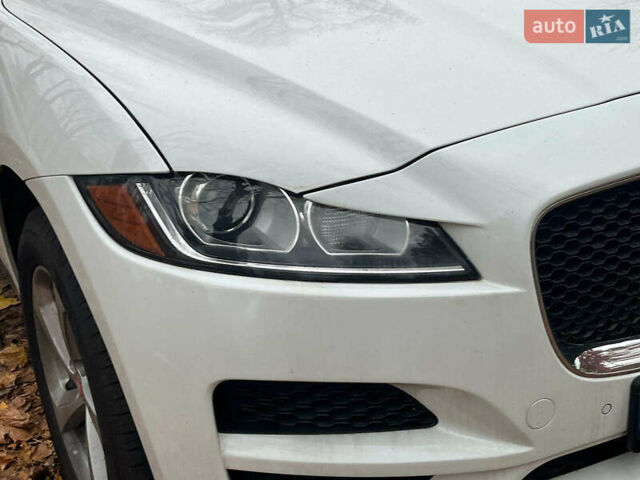 Белый Ягуар Ф-Пейс, объемом двигателя 2 л и пробегом 80 тыс. км за 25990 $, фото 4 на Automoto.ua