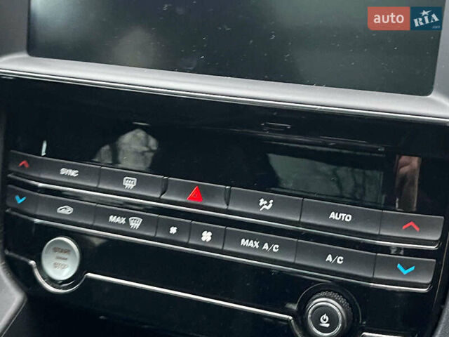 Белый Ягуар Ф-Пейс, объемом двигателя 2 л и пробегом 80 тыс. км за 25990 $, фото 21 на Automoto.ua