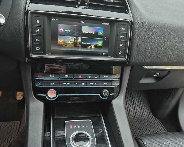 Белый Ягуар Ф-Пейс, объемом двигателя 2 л и пробегом 129 тыс. км за 25400 $, фото 15 на Automoto.ua