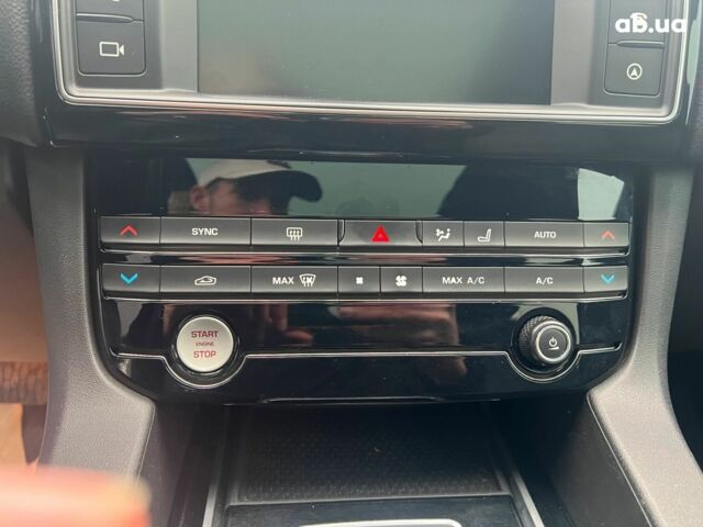 Белый Ягуар Ф-Пейс, объемом двигателя 2 л и пробегом 129 тыс. км за 25590 $, фото 29 на Automoto.ua