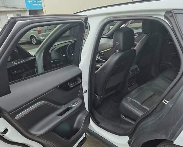 Белый Ягуар Ф-Пейс, объемом двигателя 2 л и пробегом 129 тыс. км за 25400 $, фото 25 на Automoto.ua