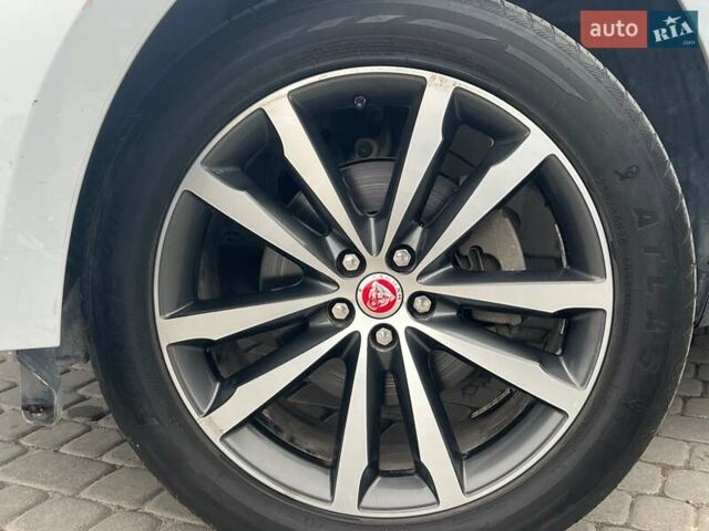 Белый Ягуар Ф-Пейс, объемом двигателя 2 л и пробегом 129 тыс. км за 25590 $, фото 4 на Automoto.ua