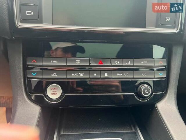 Белый Ягуар Ф-Пейс, объемом двигателя 2 л и пробегом 129 тыс. км за 25590 $, фото 29 на Automoto.ua