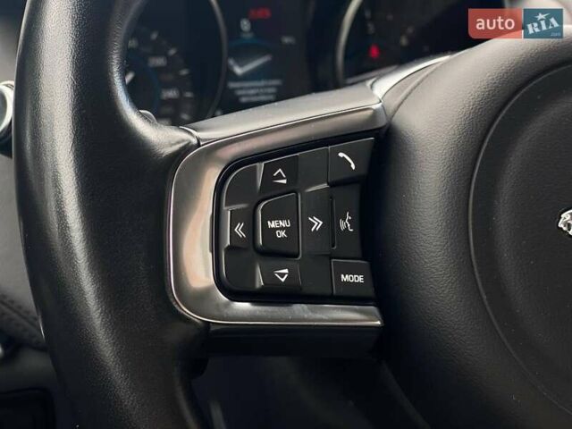 Білий Ягуар Ф-Пейс, об'ємом двигуна 2 л та пробігом 121 тис. км за 23490 $, фото 27 на Automoto.ua