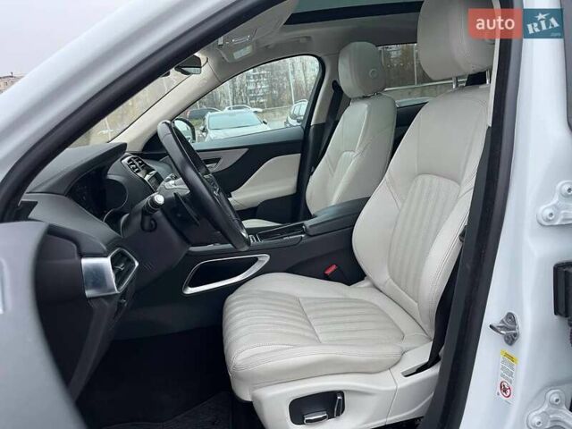 Білий Ягуар Ф-Пейс, об'ємом двигуна 3 л та пробігом 18 тис. км за 23990 $, фото 7 на Automoto.ua