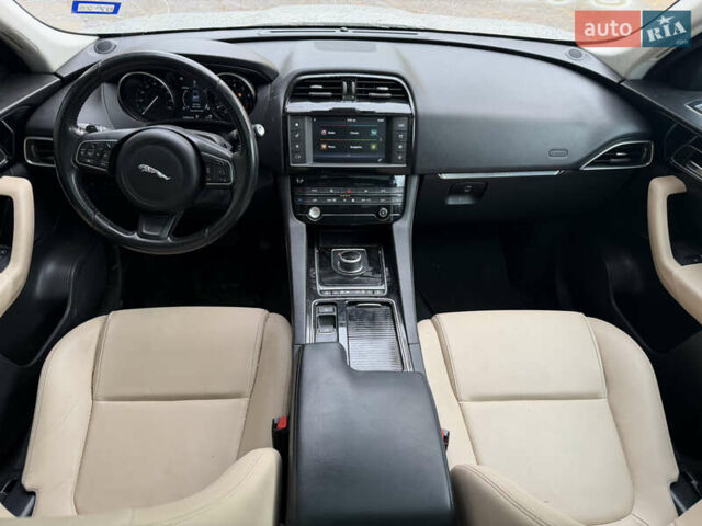 Білий Ягуар Ф-Пейс, об'ємом двигуна 2 л та пробігом 163 тис. км за 14000 $, фото 9 на Automoto.ua