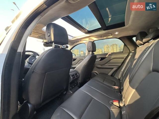 Білий Ягуар Ф-Пейс, об'ємом двигуна 2 л та пробігом 78 тис. км за 34200 $, фото 13 на Automoto.ua