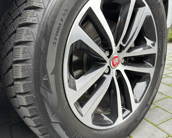 Белый Ягуар Ф-Пейс, объемом двигателя 2 л и пробегом 49 тыс. км за 24000 $, фото 8 на Automoto.ua