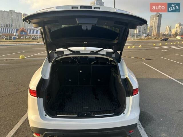 Білий Ягуар Ф-Пейс, об'ємом двигуна 2 л та пробігом 78 тис. км за 34200 $, фото 10 на Automoto.ua