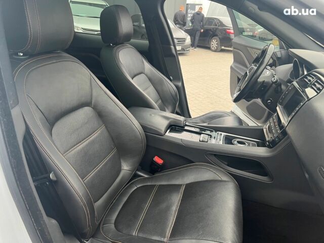 Белый Ягуар Ф-Пейс, объемом двигателя 2 л и пробегом 129 тыс. км за 25590 $, фото 39 на Automoto.ua