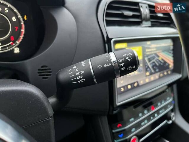 Білий Ягуар Ф-Пейс, об'ємом двигуна 3 л та пробігом 18 тис. км за 23990 $, фото 16 на Automoto.ua