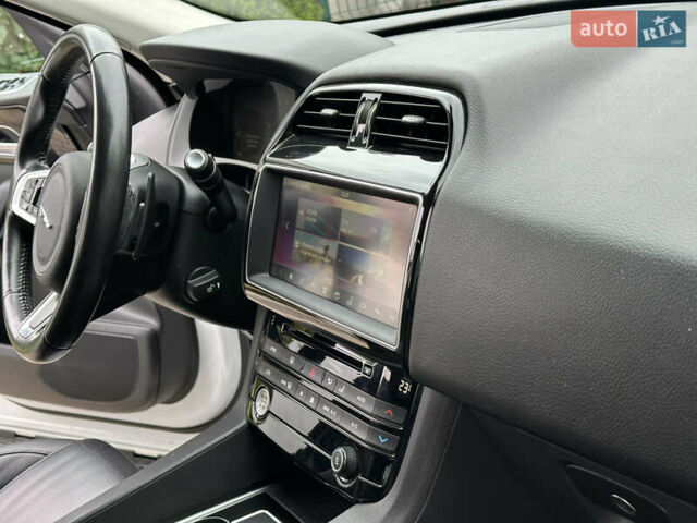 Білий Ягуар Ф-Пейс, об'ємом двигуна 2 л та пробігом 70 тис. км за 24700 $, фото 40 на Automoto.ua
