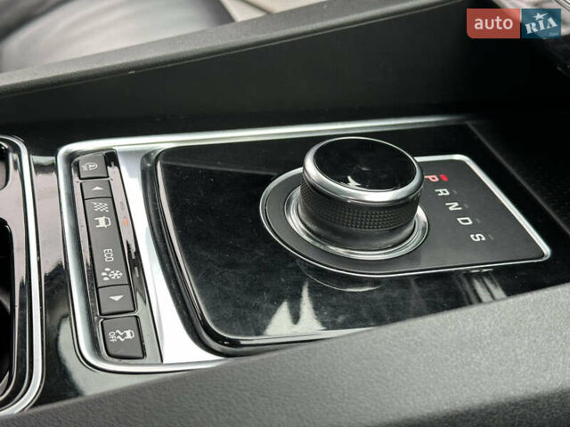Білий Ягуар Ф-Пейс, об'ємом двигуна 2 л та пробігом 70 тис. км за 24700 $, фото 47 на Automoto.ua