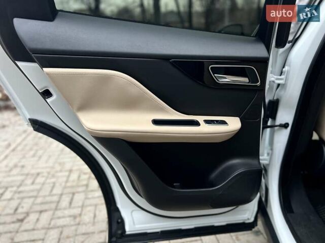 Белый Ягуар Ф-Пейс, объемом двигателя 3 л и пробегом 140 тыс. км за 21500 $, фото 30 на Automoto.ua