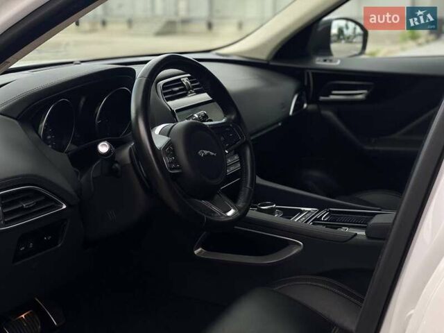 Білий Ягуар Ф-Пейс, об'ємом двигуна 2 л та пробігом 121 тис. км за 23490 $, фото 14 на Automoto.ua