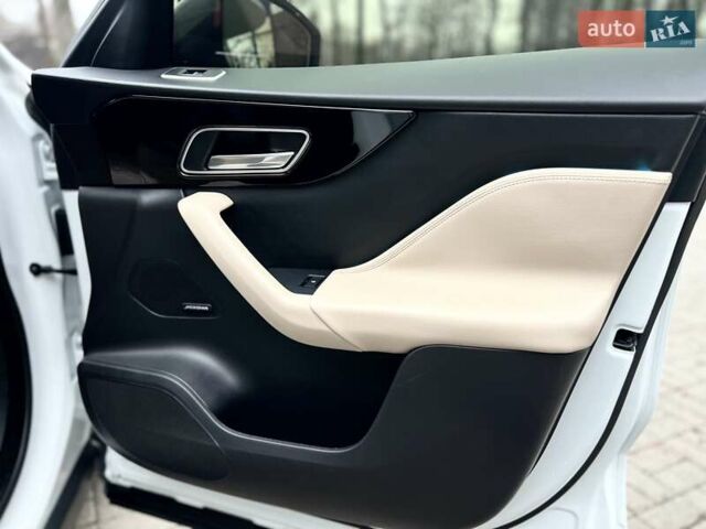 Белый Ягуар Ф-Пейс, объемом двигателя 3 л и пробегом 140 тыс. км за 21500 $, фото 36 на Automoto.ua