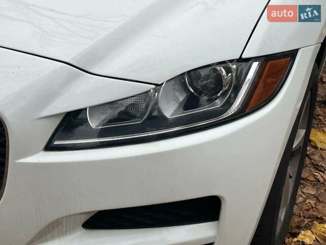 Белый Ягуар Ф-Пейс, объемом двигателя 2 л и пробегом 80 тыс. км за 25990 $, фото 5 на Automoto.ua