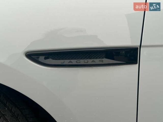 Белый Ягуар Ф-Пейс, объемом двигателя 2 л и пробегом 129 тыс. км за 25590 $, фото 5 на Automoto.ua