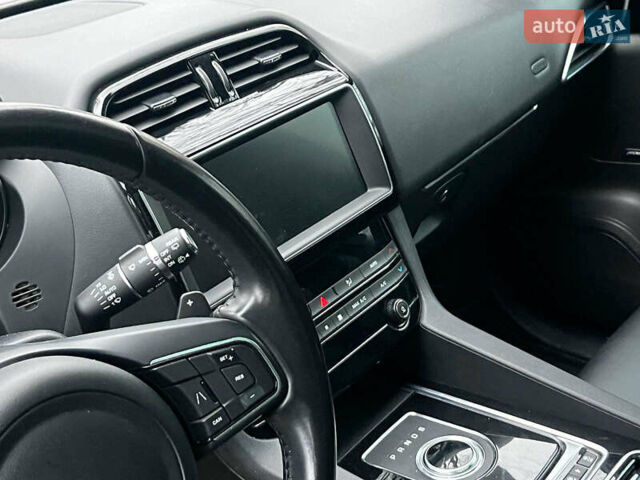 Белый Ягуар Ф-Пейс, объемом двигателя 2 л и пробегом 80 тыс. км за 25990 $, фото 37 на Automoto.ua