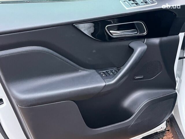 Белый Ягуар Ф-Пейс, объемом двигателя 2 л и пробегом 80 тыс. км за 25990 $, фото 30 на Automoto.ua