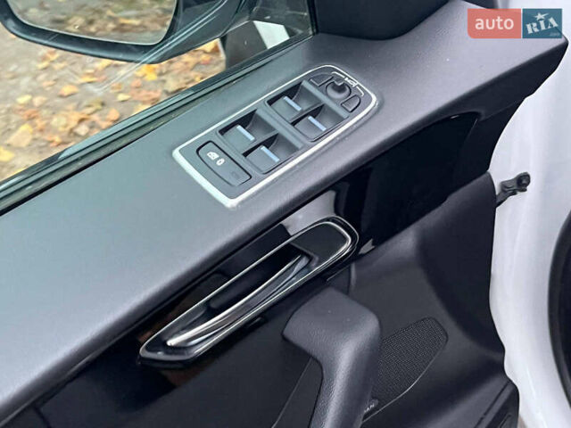 Белый Ягуар Ф-Пейс, объемом двигателя 2 л и пробегом 80 тыс. км за 25990 $, фото 32 на Automoto.ua