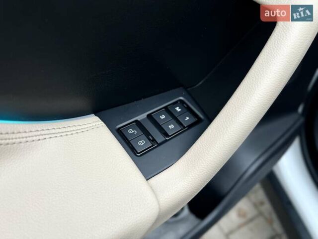 Белый Ягуар Ф-Пейс, объемом двигателя 3 л и пробегом 140 тыс. км за 21500 $, фото 23 на Automoto.ua