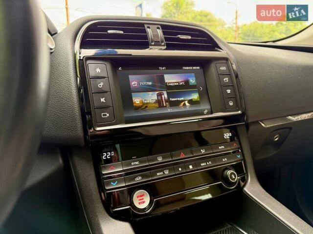 Білий Ягуар Ф-Пейс, об'ємом двигуна 2 л та пробігом 140 тис. км за 21900 $, фото 40 на Automoto.ua