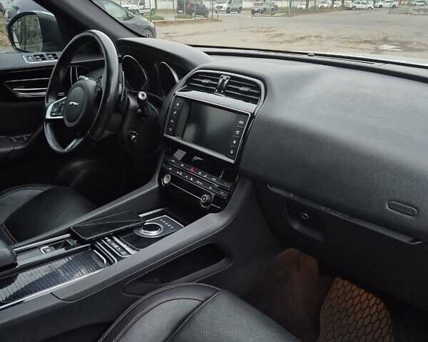 Белый Ягуар Ф-Пейс, объемом двигателя 2 л и пробегом 129 тыс. км за 25400 $, фото 12 на Automoto.ua