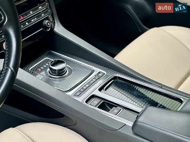 Белый Ягуар Ф-Пейс, объемом двигателя 3 л и пробегом 140 тыс. км за 21500 $, фото 25 на Automoto.ua