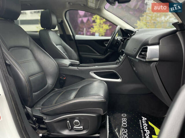 Білий Ягуар Ф-Пейс, об'ємом двигуна 2 л та пробігом 106 тис. км за 28000 $, фото 18 на Automoto.ua