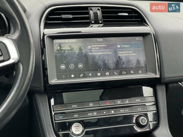 Білий Ягуар Ф-Пейс, об'ємом двигуна 2 л та пробігом 106 тис. км за 28000 $, фото 23 на Automoto.ua