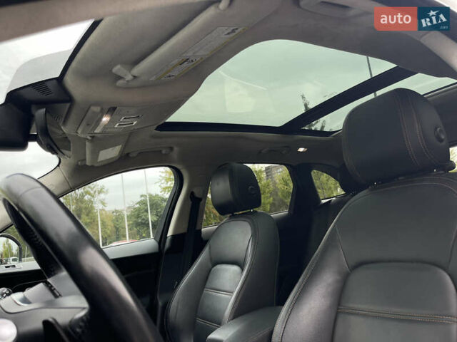 Білий Ягуар Ф-Пейс, об'ємом двигуна 2 л та пробігом 106 тис. км за 28000 $, фото 29 на Automoto.ua