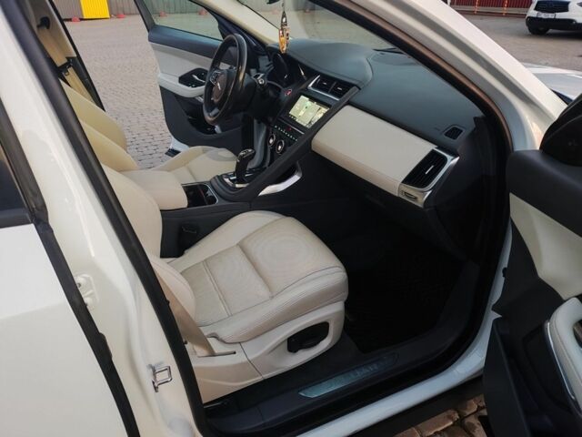 Білий Ягуар Ф-Пейс, об'ємом двигуна 2 л та пробігом 117 тис. км за 17921 $, фото 5 на Automoto.ua