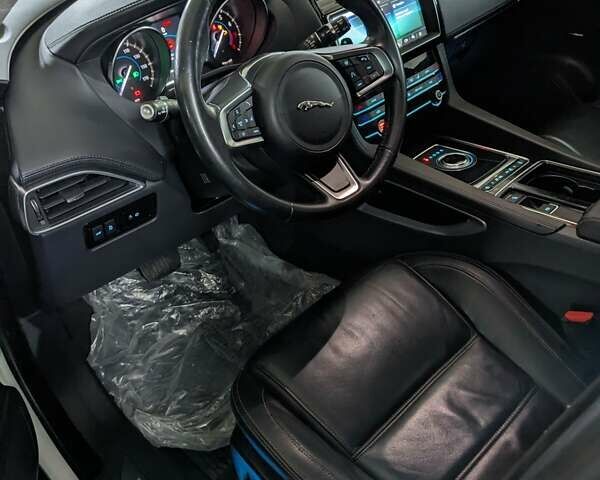 Белый Ягуар Ф-Пейс, объемом двигателя 2 л и пробегом 93 тыс. км за 19900 $, фото 6 на Automoto.ua