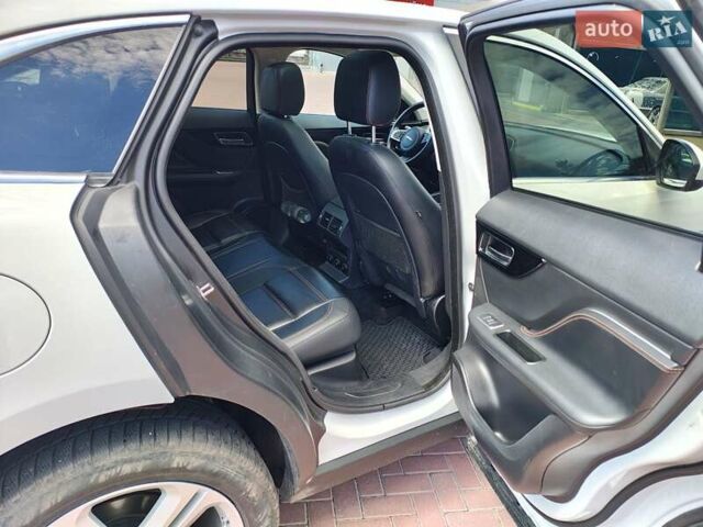 Белый Ягуар Ф-Пейс, объемом двигателя 2 л и пробегом 93 тыс. км за 19900 $, фото 13 на Automoto.ua