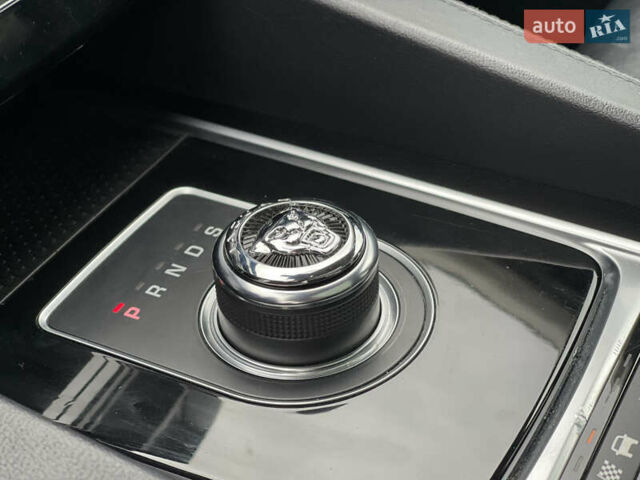 Білий Ягуар Ф-Пейс, об'ємом двигуна 2 л та пробігом 106 тис. км за 28000 $, фото 26 на Automoto.ua