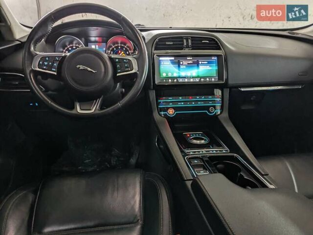 Белый Ягуар Ф-Пейс, объемом двигателя 2 л и пробегом 93 тыс. км за 19900 $, фото 4 на Automoto.ua