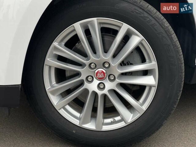 Білий Ягуар Ф-Пейс, об'ємом двигуна 2 л та пробігом 106 тис. км за 28000 $, фото 10 на Automoto.ua