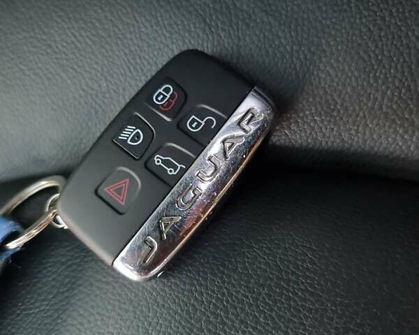 Белый Ягуар Ф-Пейс, объемом двигателя 2 л и пробегом 125 тыс. км за 30000 $, фото 56 на Automoto.ua